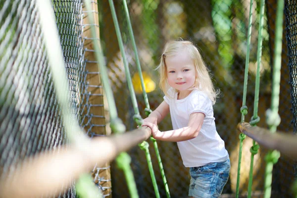 Bambina nel Parco Avventura — Foto Stock