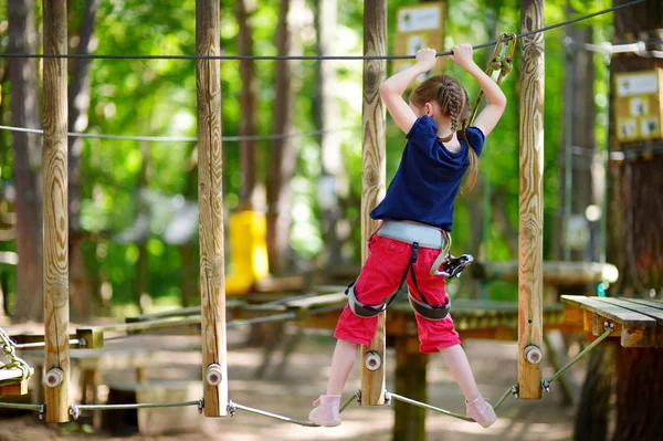 Bambina nel Parco Avventura — Foto Stock