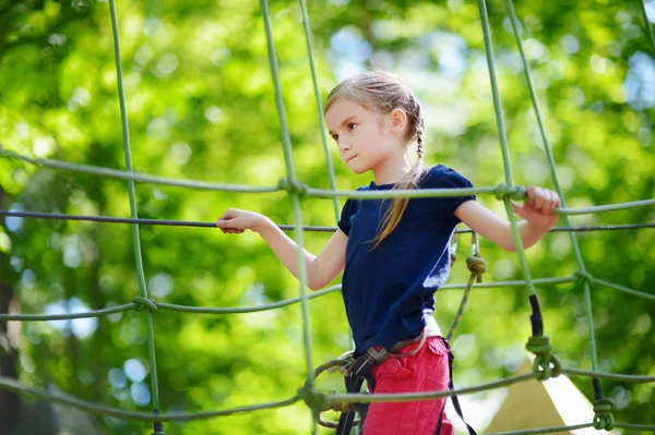 Petite fille dans Adventure Park — Photo