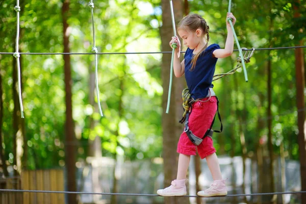 Liten flicka i Adventure Park — Stockfoto