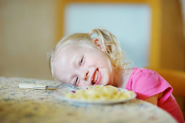 Dívku jíst špagety — Stock fotografie