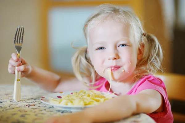 Девушка ест спагетти — стоковое фото