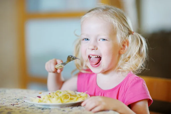 Spagetti yiyen kız — Stok fotoğraf