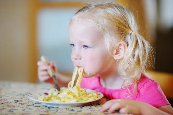 Dziewczynka jedzenie spaghetti — Zdjęcie stockowe