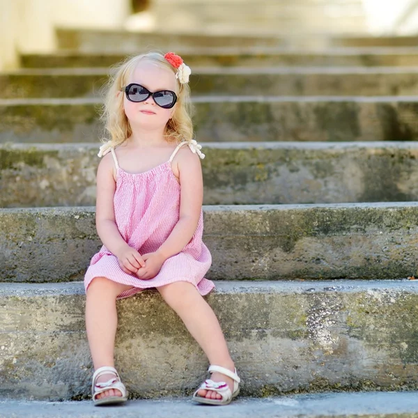 Kleines Mädchen sitzt auf Treppe — Stockfoto