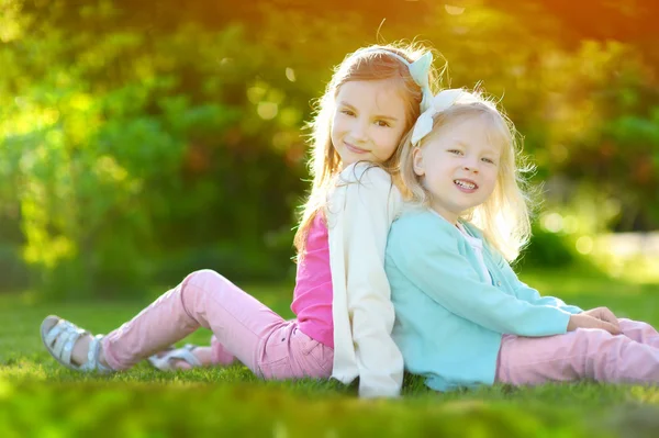 Sestry baví na trávě — Stock fotografie