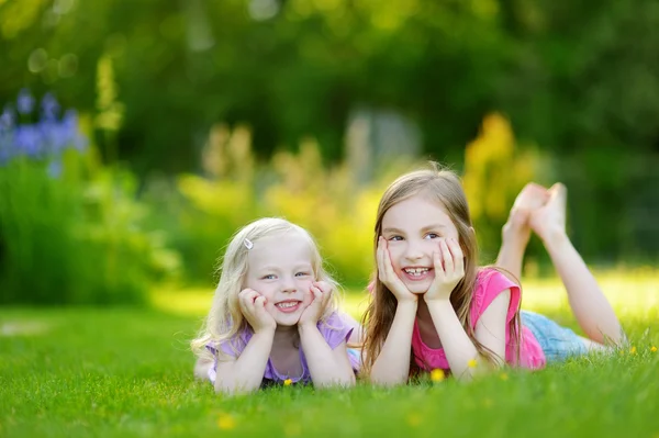 Systrarna att ha kul på gräset — Stockfoto