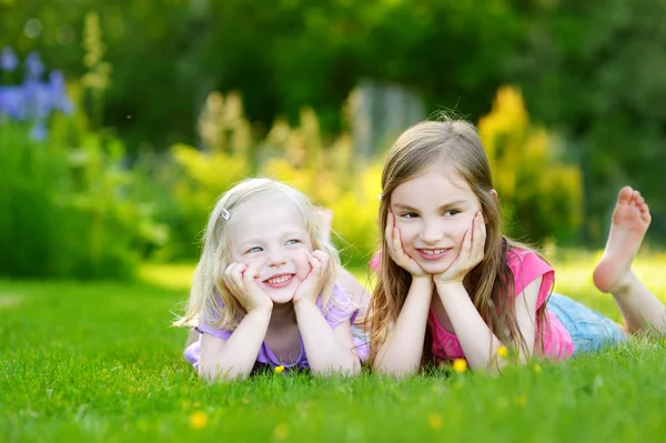 Zusters plezier op het gras — Stockfoto