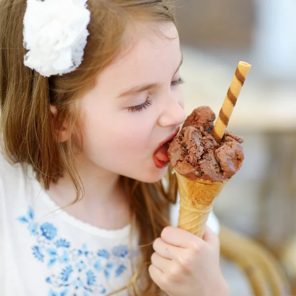 Little girl eating ice cream — Stock Photo, Image