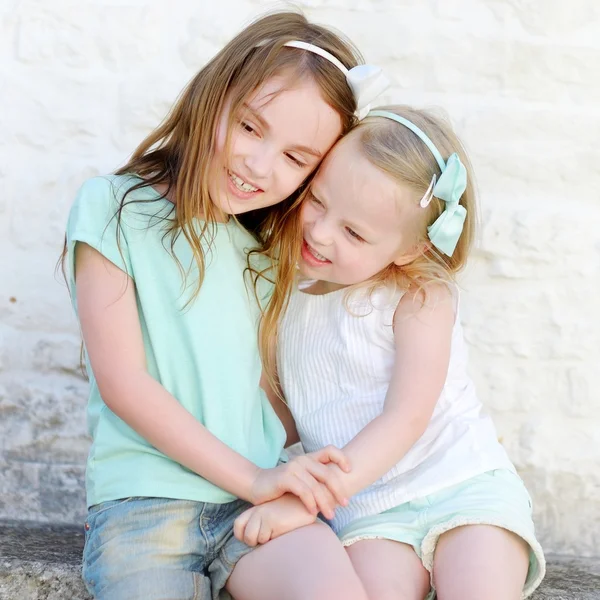 Kleine Schwestern lachen und umarmen — Stockfoto