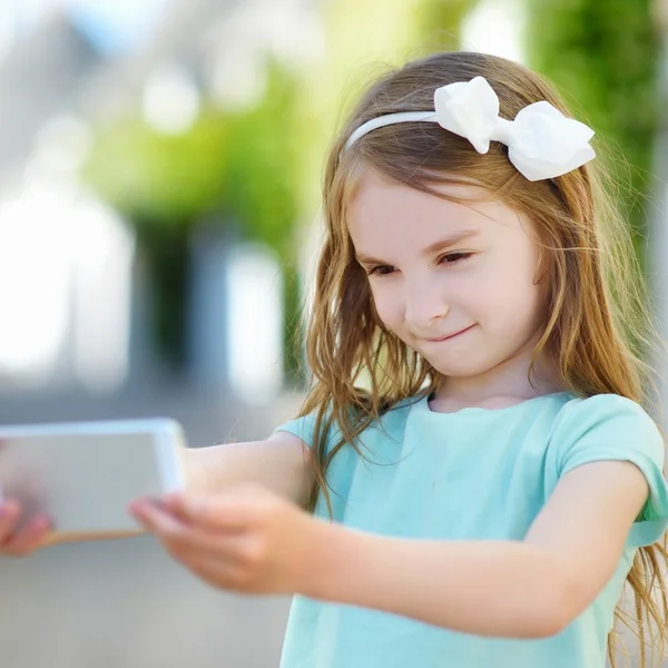 Girl taking a photo of herself — Stock Photo, Image