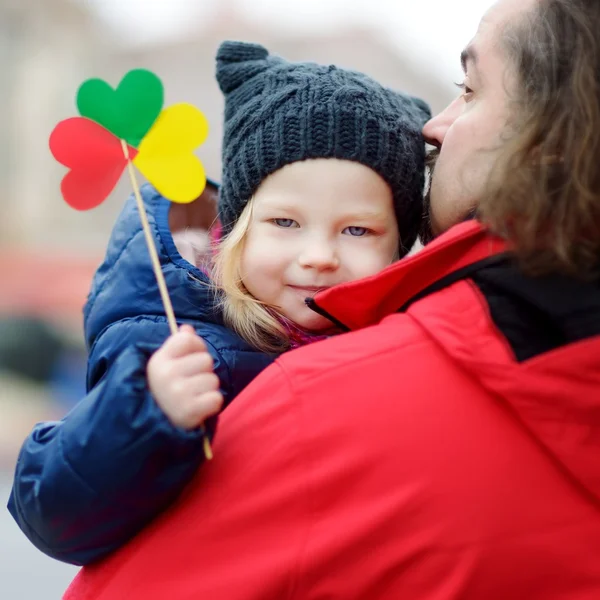 Padre e figlia con bandiera lituana — Foto Stock