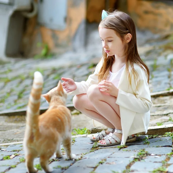 Menina adorável e um gato — Fotografia de Stock