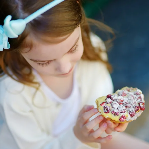Chica comiendo pastel de fresa fresca —  Fotos de Stock