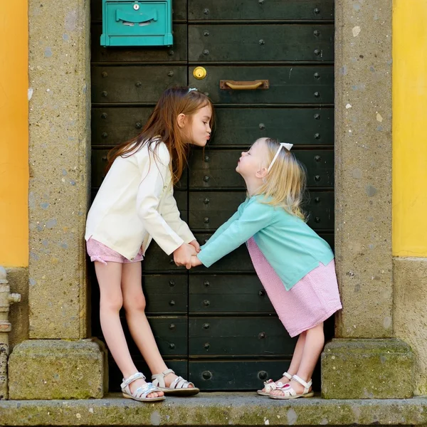 Kleine zusters plezier samen — Stockfoto