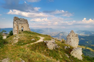 Rocca Calascio kale yaz gün batımında