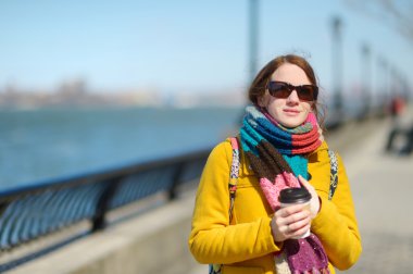 New York'ta kahve içme kadın