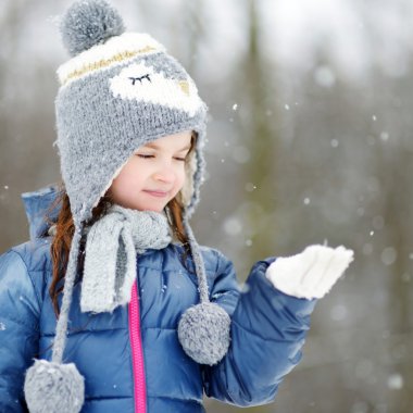 Kız kış parkında eğleniyor.