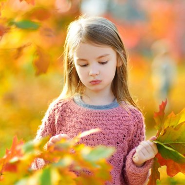 küçük kız autunm günü