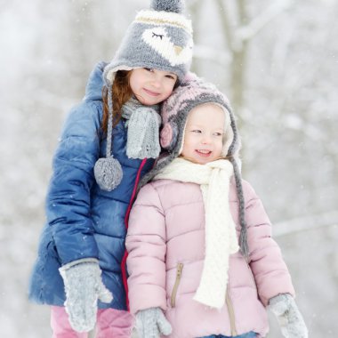 küçük kız kış park