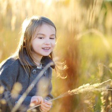 küçük kız autunm günü