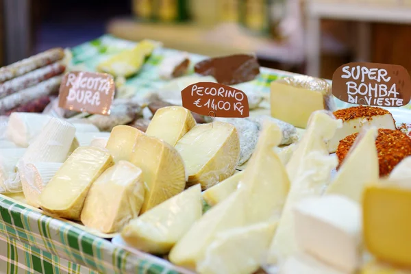 Quesos en el mercado de agricultores italianos — Foto de Stock