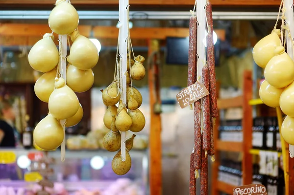 Sýry na trh italské farmář — Stock fotografie