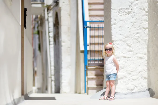 İtalyan kasabasında küçük kız — Stok fotoğraf