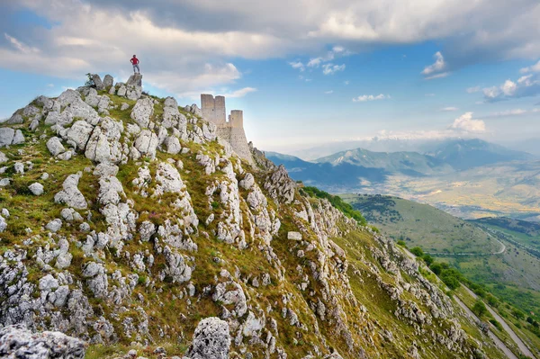 Rocca Calascio kastély nyári naplementekor — Stock Fotó