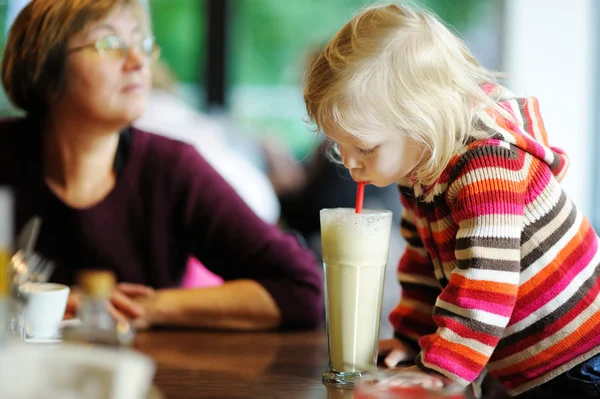 Schattig klein meisje drinken melk coctail — Stockfoto
