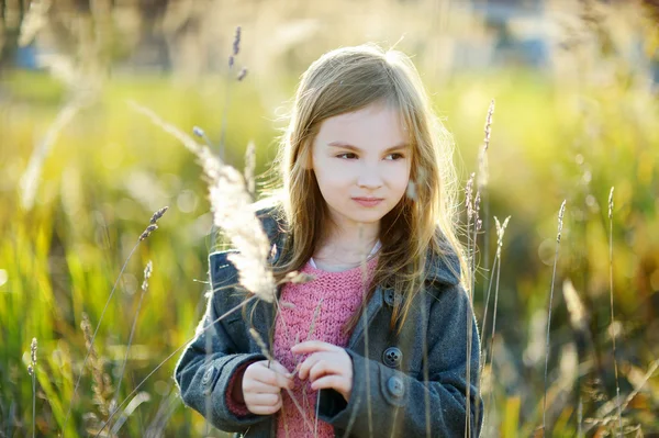 Маленька дівчинка в осінній день — стокове фото