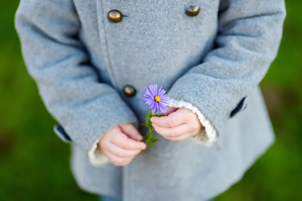 Petite fille tenant une fleur — Photo