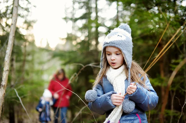 Bambine e la loro nonna in una foresta — Foto Stock