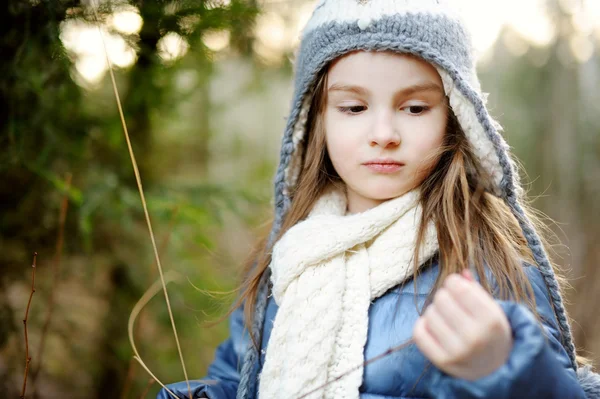 Schattig meisje, wandelen in het bos — Stockfoto