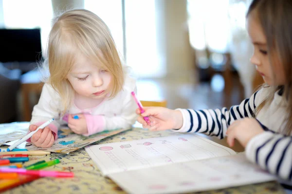 Sisters drawing and learning together — Stock Photo, Image