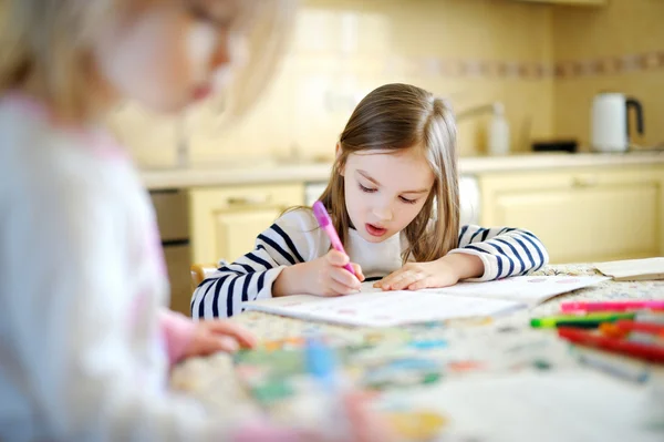 Sisters drawing and learning together — Stock Photo, Image