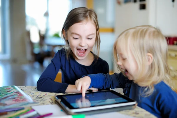 Irmãs brincando com tablet digital — Fotografia de Stock