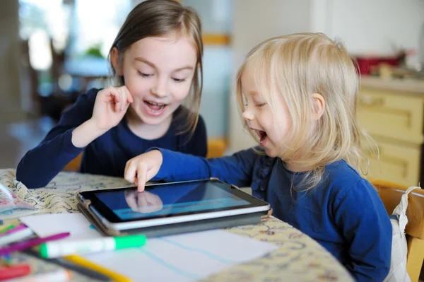 Irmãs brincando com tablet digital — Fotografia de Stock