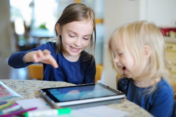 Systrarna leker med digital tablet — Stockfoto
