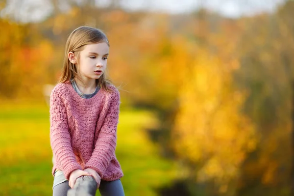 Meisje op herfstdag — Stockfoto