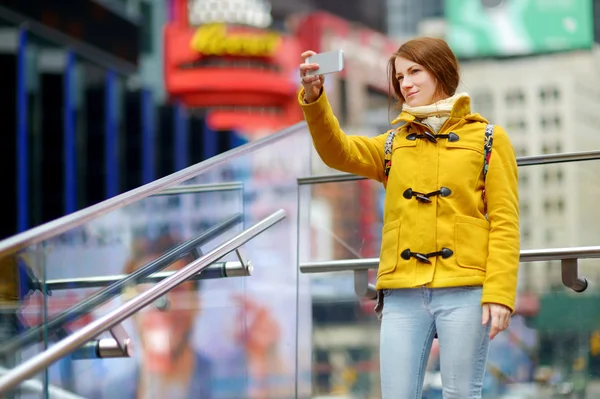 Woman taking  selfie on Times Square — Stock Photo, Image