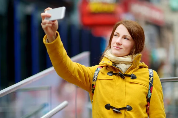 Mujer tomando una selfie en Times Square — Foto de Stock