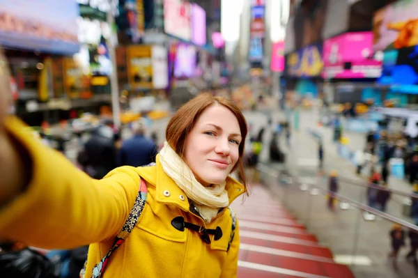 Γυναίκα παίρνει selfie Times Square — Φωτογραφία Αρχείου