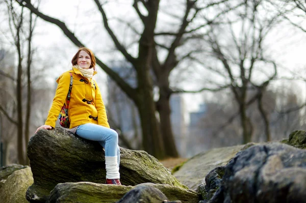 女人在纽约中央公园 — 图库照片