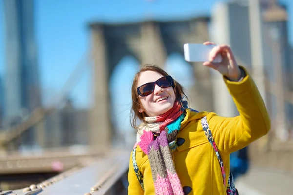 Mujer tomando una selfie en el puente de Brooklyn — Foto de Stock