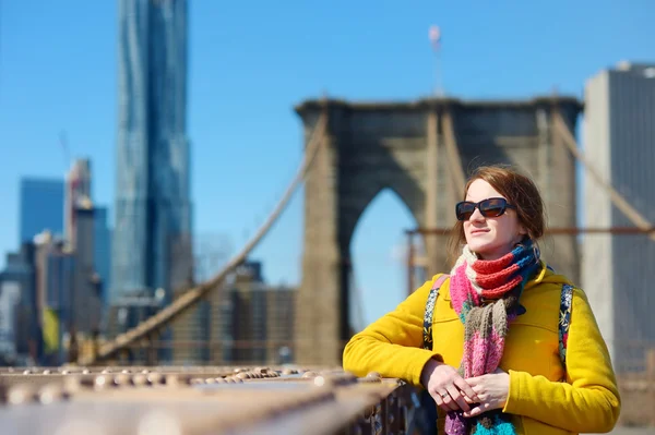 Mulher passeando na ponte de Brooklyn — Fotografia de Stock