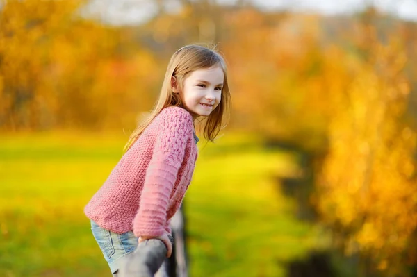 Petite fille le jour d'automne — Photo