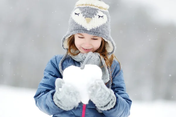 Meisje hebben plezier in de winter park — Stockfoto