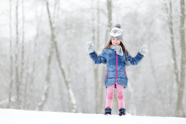 冬の公園で楽しんでる女の子 — ストック写真