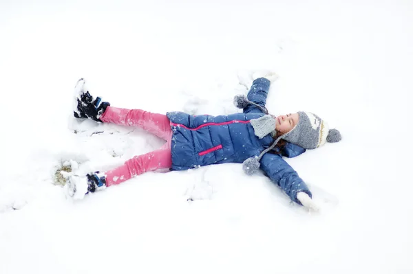 Mädchen haben Spaß im Winterpark — Stockfoto